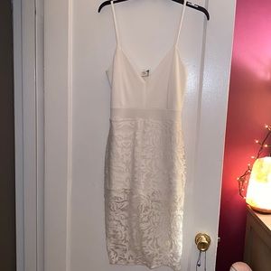 Women’s lacy floral sheath dress